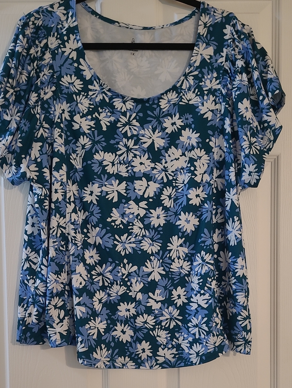 Cuddl Duds Scoop Neck Floral Top in Teal, White, Light Blue